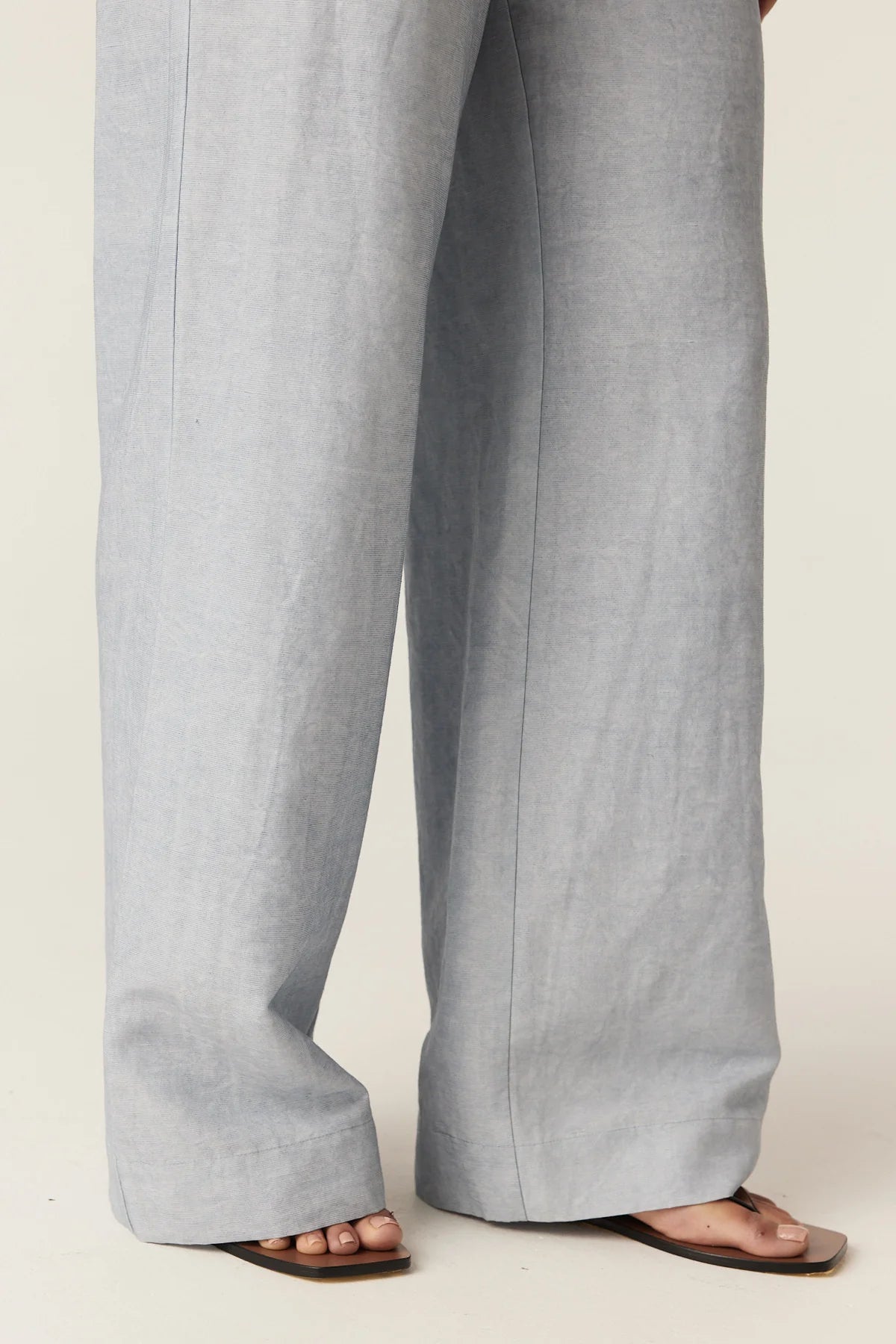 Cable Melbourne Leona Pant in Ice Blue - full-length hem and textured linen blend detail