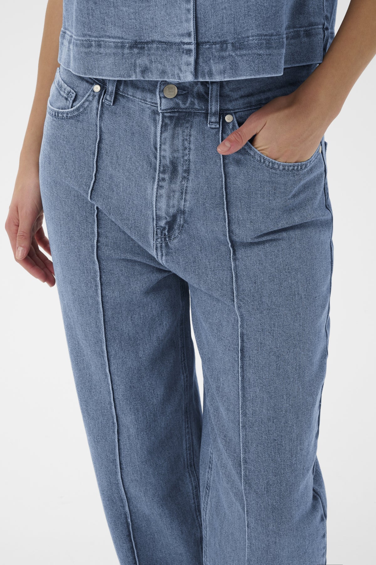 Soaked in Luxury Rinatina Barrel Jeans in Medium Blue Denim